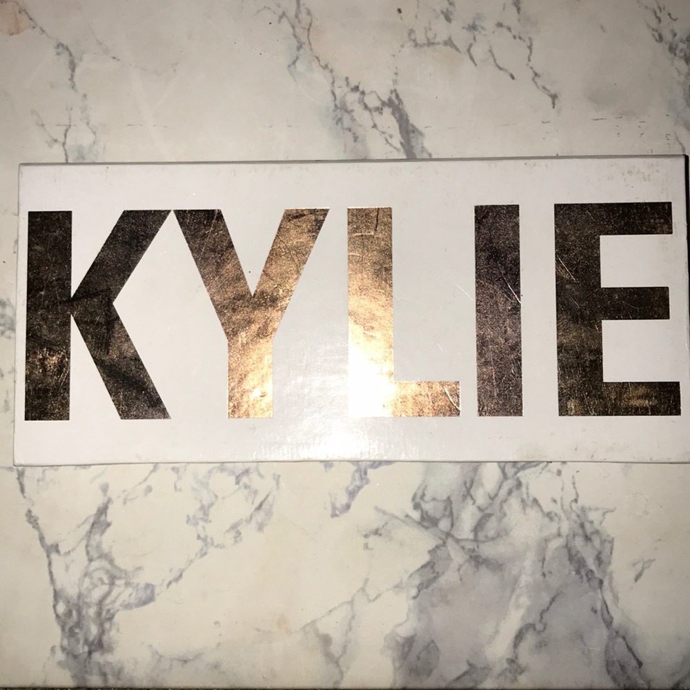 KYLIE COSMETICS ROYAL PEACH EYESHADOW PALETTE